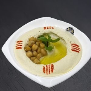 Cremiger Kichererbsen-Dip mit Sesampaste, Knoblauch und feinstem Olivenöl.