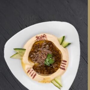 Cremiger Hummus, getoppt mit würzigem Lammhack. Ein herzhafter Klassiker!