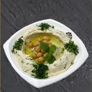 Cremiger Hummus nach Art Beiruts, verfeinert mit Olivenöl und frischer Petersilie.