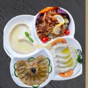 Ein Mix aus Hummus, Fattoush, Baba Ghanoush und Mutabbal – serviert mit frischem Hadramaut-Brot.