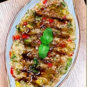 Cremiger Dip aus gegrillten Auberginen, Tahini und Joghurt – mit Olivenöl verfeinert.