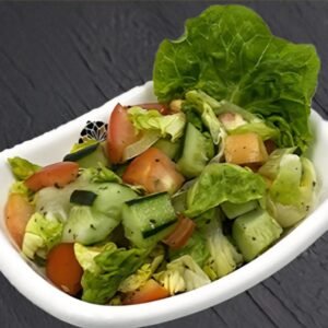 Frischer Mix aus Eisberasalat, Tomaten, Gurken und buntem Paprika - verfeinert mit Minze, Sumach,. Zitronensaft und Olivenöl. Ein leichter, aromatischer Gruß aus dem Süden Jemens.³ 5,50 SALAT MIT KASE 2 سلطة بالجن