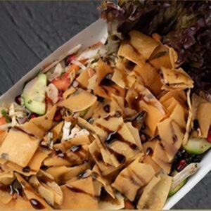 Traditioneller Salat aus Eisbergsalat, Tomaten, Gurken Petersilie und knusprig frittiertem Brot - abgeschmeckt mit Zitronensaft, Sumach, Olivenöl und einem Hauch Granatapfel-Dip. Frisch, würzig und typisch levantinisch.As