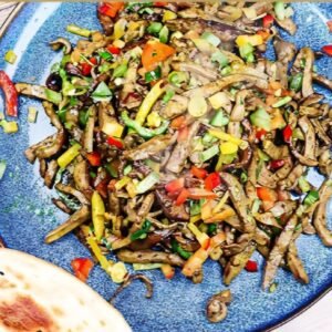 Zarte Lammleber mit Zwiebeln, Paprika und Kushna – verfeinert mit Kartoffeln und Tomaten. Herzhaft & rustikal