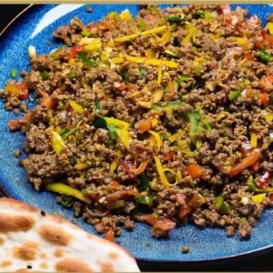 Würziges Lammhack mit Zwiebeln, Peperoni, Paprika-Mix, Knoblauch, Kushna*, Kartoffeln, Tomaten Lauchzwiebeln und frischem Koriander