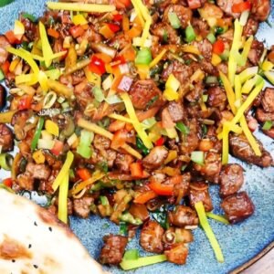 Kleine, zart angebratene Lammstücke mit Kushna* Paprika-Mix, Tomaten, Kartoffeln, Peperoni, Knoblauch 15,90€ und frischen Kräutern - herzhaft und sättiaend.