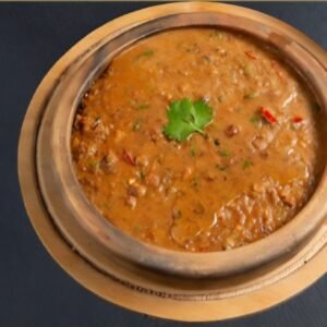 Kidneybohnen, fein püriert und in würziger Soße gegart - flüssig, sättigend und mit typischem Jemen-Aroma. Serviert im Tontopf.B²