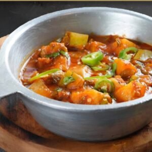 Ein festliches Gericht mit geschichtetem Gemüse Kartoffeln, Karotten, Auberginen, Zucchini Lauchzwiebeln. Reis. Kushna* und Okra - fein abgeschmeckt und im Tontopf serviert.4