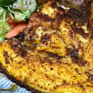 Dorado-Fisch, mit einer ausgewählten Gewürzmischung eingerieben und 8-10 Minuten gegrillt. Serviert mit frischem Salat Hadramaut-Art und einem Sahawiq-Käse-Dip. Dazu wählt der Gast Reis oder frisches Brot. Eine köstliche Mahlzeit mit authentischem Geschmack -ein Highlight der Hadramaut-Küche.AG.£1>