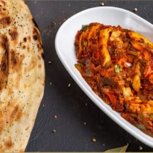 Trocken in der Pfanne gegartes Gericht mit Thunfisch Zwiebeln. Lauchzwiebeln. süßer Spitzpaprika, Knoblauch, Koriander, Kartoffeln, Karotten, Auberginen und Zucchini. Fein gewürzt mit jemenitischen Gewürzen. Wahlweise mit Brot oder Reis. Kräftig, sättigend und voller Geschmack