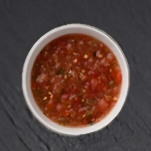 Traditionelle, hausgemachte jemenitische sobe - frisch, scharf und aromatisch. Tomaten, Peperoni, Knoblauch Koriander und Minze werden im Morser grob zerstoBen und mit einem Hauch gemahlenem Kummel verfeinert Ein fester Bestandteil der jemenitischen Kuche