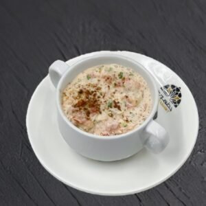 Herzhafter, cremiger Dip aus Hirtenkase - grob vermengt mit frischen Tomaten, Peperoni, Knoblauch, Koriander und Minze. Abgeschmeckt mit einem Hauch Kummel - typisch jemenitisch und besonders beliebt."