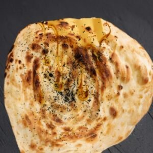 Traditionelles Hadrami-Brot, ofenwarm und mit Honig verfeinert - eine sulbe Variante des Klassikers.4c